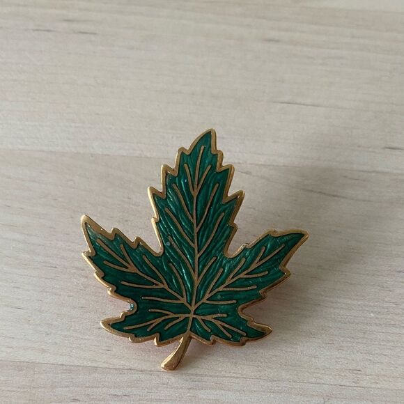 Vintage Gold & Green Enamel Maple Leaf Pin - Picture 1 of 2